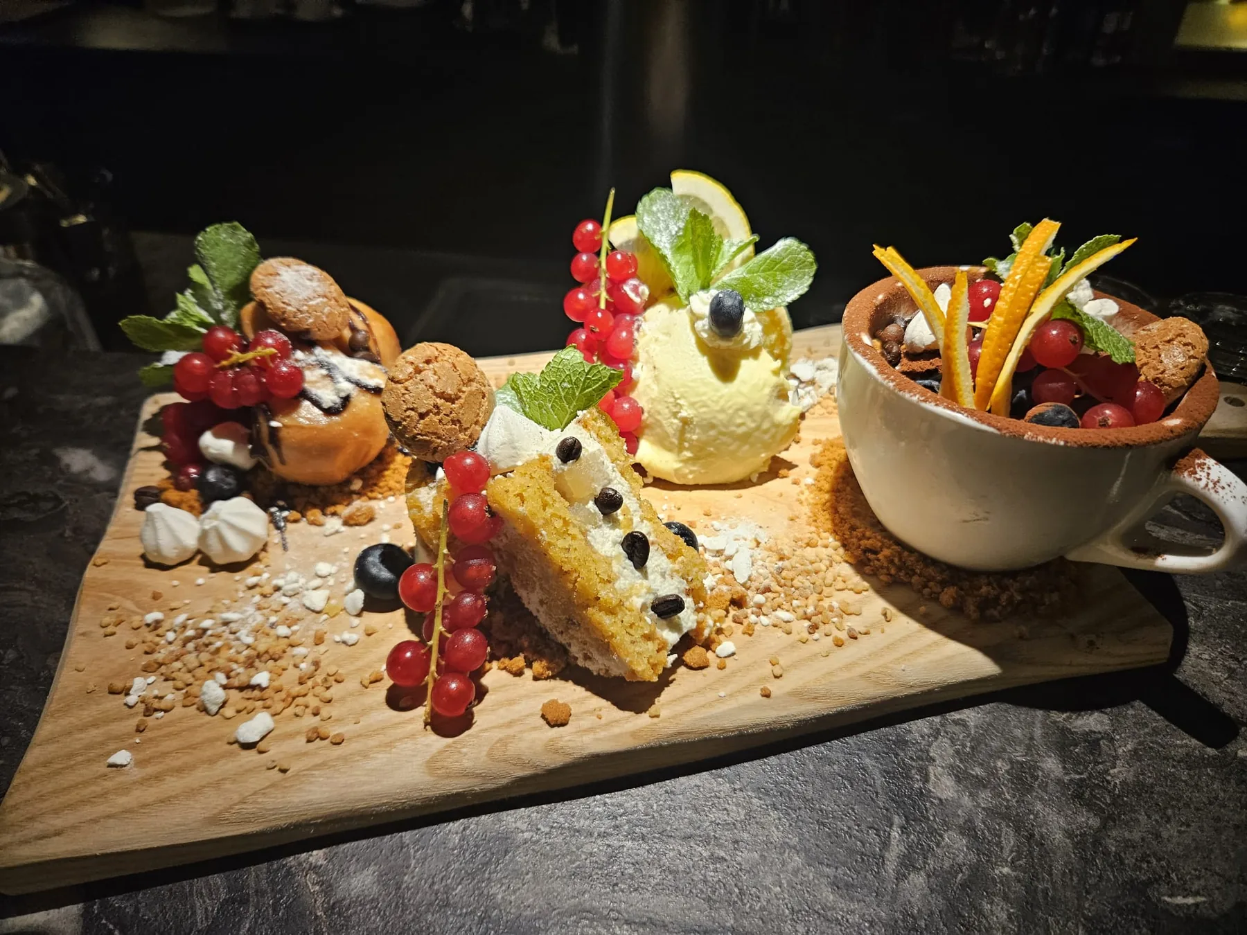 Italienische Dessertvariation auf einem Holzbrett