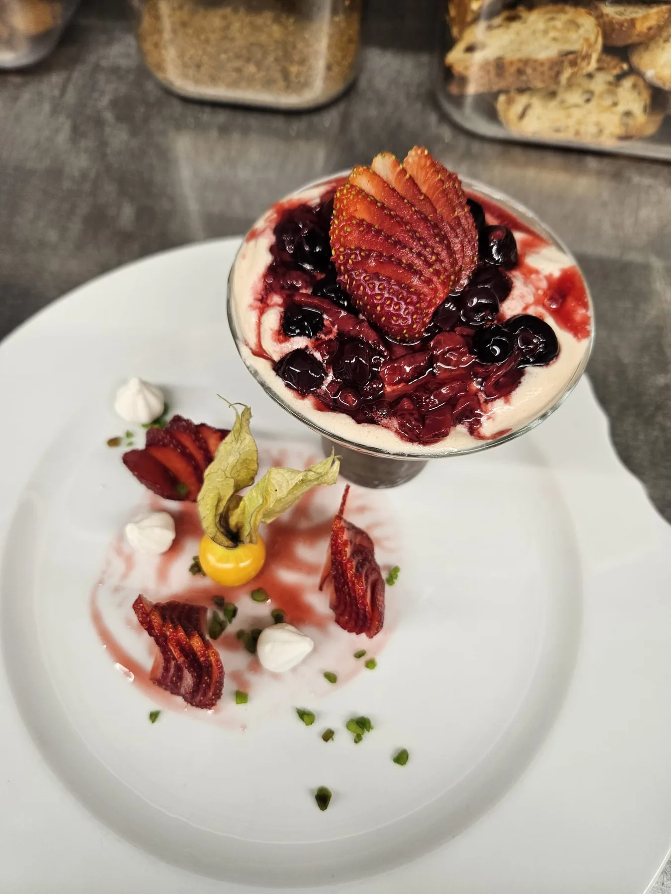 Dessert mit Beeren und Creme
