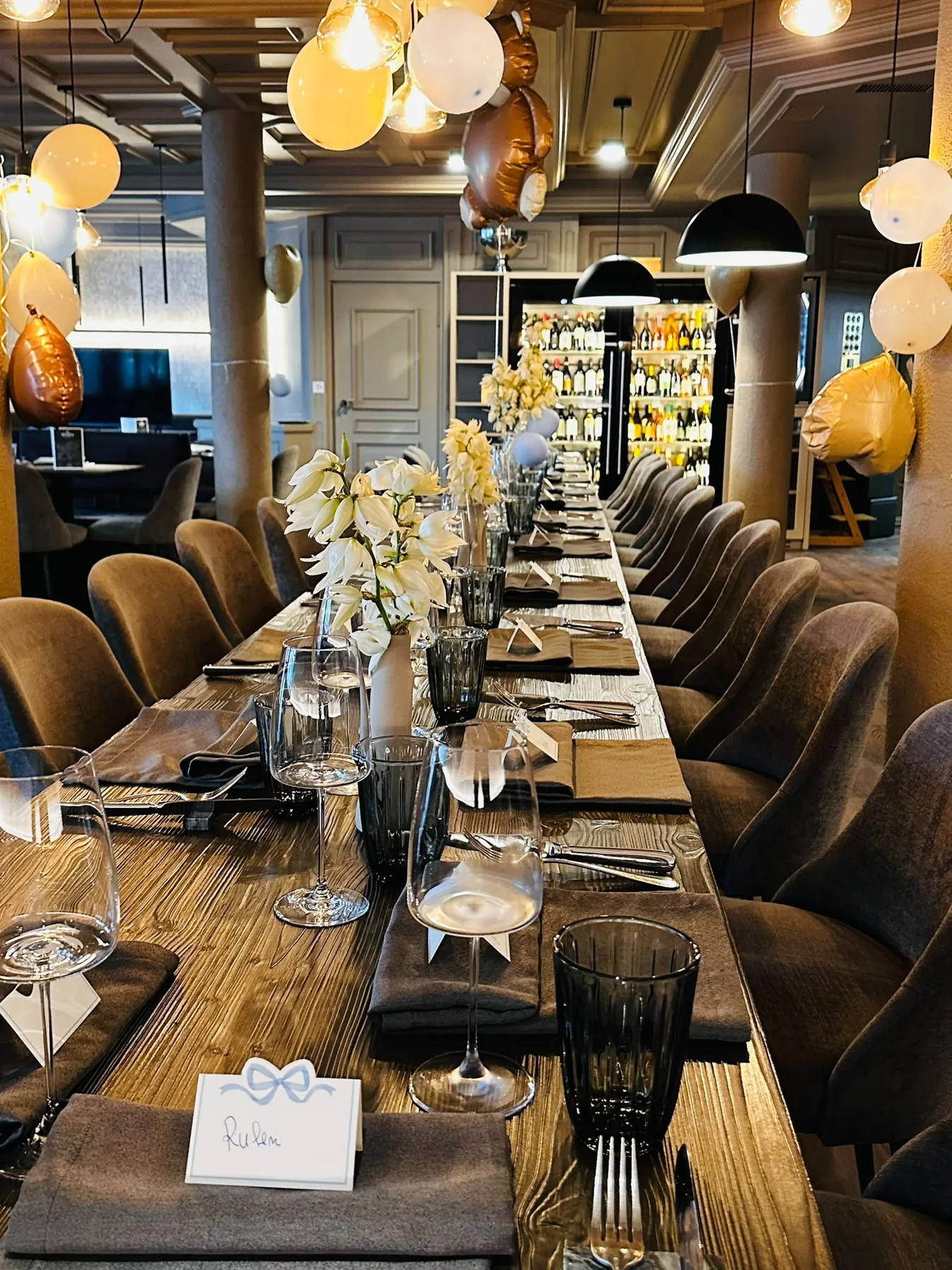 Festlich gedeckte lange Tafel