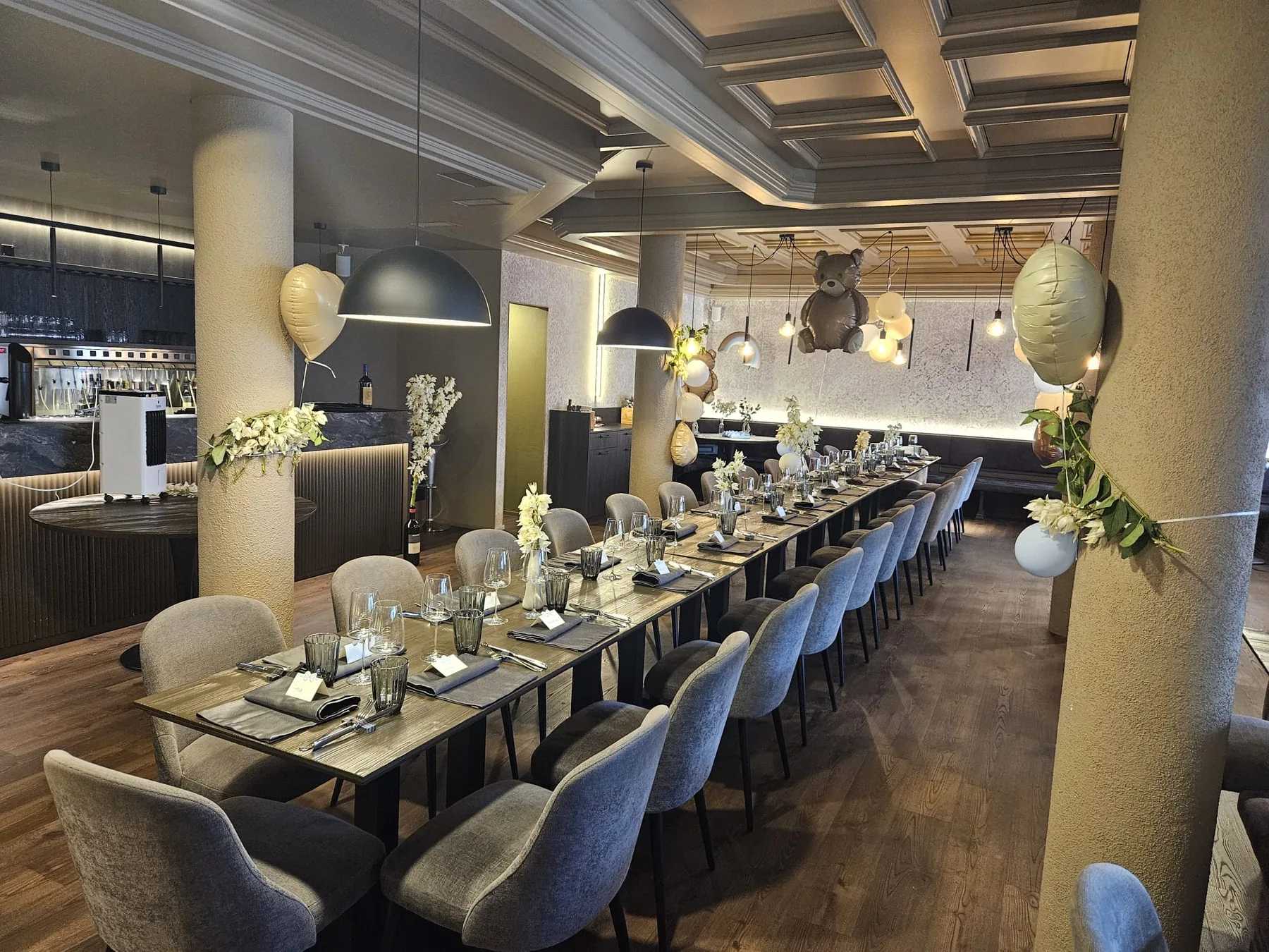 Festlich gedeckte lange Tafel in der Osteria Centrale